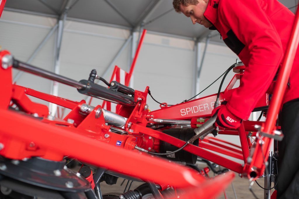 What are the main steps in preparing a tedder for a winter?